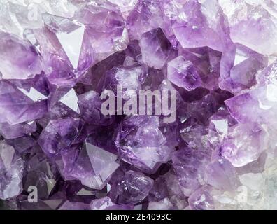 Nahaufnahme eines großen violetten Amethyst-Kristallkeilchens. Esoterischer magischer Hintergrund Konzept. Stockfoto