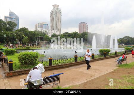 MANILA, PHILIPPINEN - 24. NOVEMBER 2017: Menschen besuchen Rizal Park Brunnen im Ermita Bezirk von Manila, Philippinen. Metro Manila ist einer der größten Stockfoto