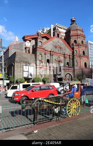 MANILA, PHILIPPINEN - 25. NOVEMBER 2017: Menschen fahren im starken Verkehr mit Pferdekutsche in Manila, Philippinen. Metro Manila ist eine der größten Stockfoto