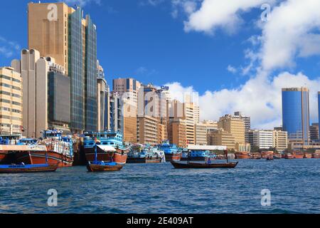 DUBAI, VAE - 9. DEZEMBER 2017: Dhow Holzfrachtschiffe im Dubai Creek Hafen in VAE. Dubai ist die bevölkerungsreichste Stadt in den Vereinigten Arabischen Emiraten und eine große globale Stadt. Stockfoto