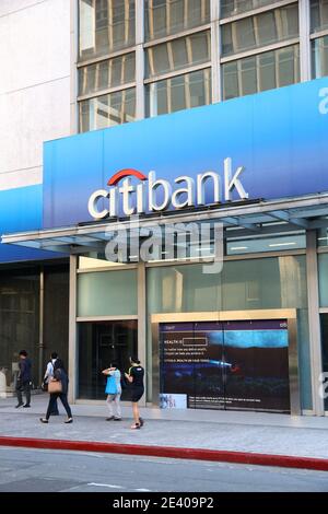 MANILA, PHILIPPINEN - 28. NOVEMBER 2017: Menschen gehen durch die Citibank-Filiale in Manila, Philippinen. Die Bank ist Teil der Citigroup, amerikanischen Investment gro Stockfoto