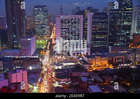 MANILA, Philippinen - Dezember 7, 2017: Typische Verkehrsstaus in Poblacion Makati, Philippinen. Metro Manila ist eines der größten Problemgebiete in den Städten Stockfoto