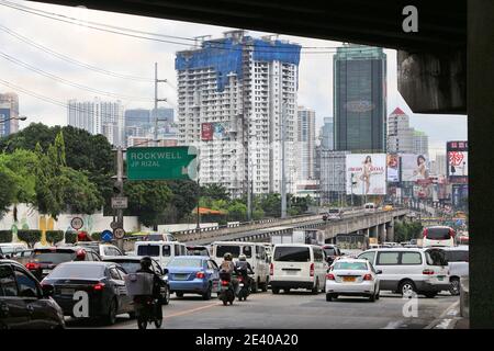 MANILA, PHILIPPINEN - 8. DEZEMBER 2017: Typische Verkehrsstaus in Metro Manila, Philippinen. Metro Manila ist eines der größten städtischen Gebiete in der Stockfoto