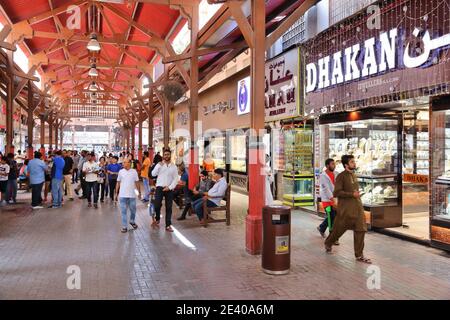 DUBAI, VAE - Dezember 10, 2017: die Menschen besuchen den Gold Souk in Dubai, VAE. Der Goldmarkt hat 300 Einzelhändlern und ist in Al Dhagaya Teil von Deira Stockfoto