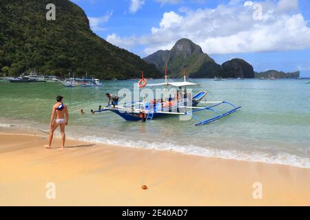 PALAWAN, PHILIPPINEN - 2. DEZEMBER 2017: Die Menschen besuchen den Strand der touristischen Resort Stadt El Nido in Palawan Insel, Philippinen. 6 Millionen ausländische to Stockfoto