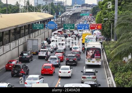 MANILA, PHILIPPINEN - 8. DEZEMBER 2017: Typischer Stau in Metro Manila, Philippinen. Metro Manila ist eines der größten städtischen Gebiete der Welt Stockfoto