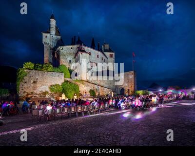 Mittelalterliches Schloss „Chateau de Menthon-Saint-Bernard“ (Mittelostfrankreich): Ton- und Lichtshow an der Fassade des Schlosses im Sommer Stockfoto
