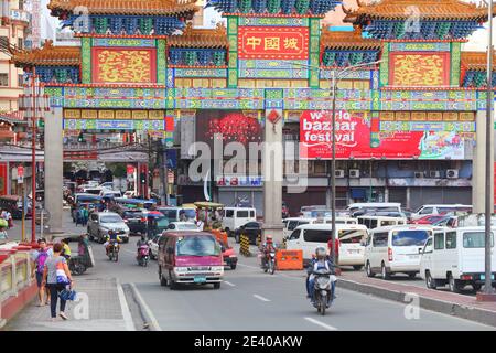 MANILA, Philippinen - November 25, 2017: die Menschen besuchen Sie Chinatown in Manila, Philippinen. Metro Manila ist eines der größten städtischen Gebieten in der Welt wi Stockfoto