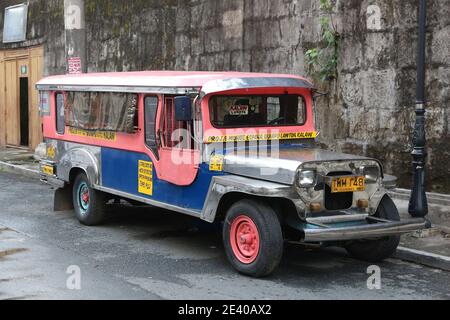 MANILA, PHILIPPINEN - 24. NOVEMBER 2017: Jeepney Fahrzeug mit öffentlichen Verkehrsmitteln in Manila, Philippinen geparkt. Metro Manila ist eine der größten städtischen Stockfoto