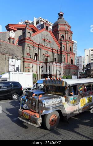 MANILA, PHILIPPINEN - 25. NOVEMBER 2017: Menschen fahren mit Jeepneys im starken Verkehr in Manila, Philippinen. Metro Manila ist eine der größten städtischen Stockfoto