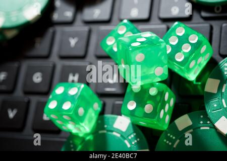 Casino Chips und Würfel Stapeln auf einem Laptop. Stockfoto