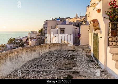 Die Altstadt von Peschici, kleines malerisches Dorf auf der Halbinsel Gargano, Foggia, Apulien, Italien. Stockfoto