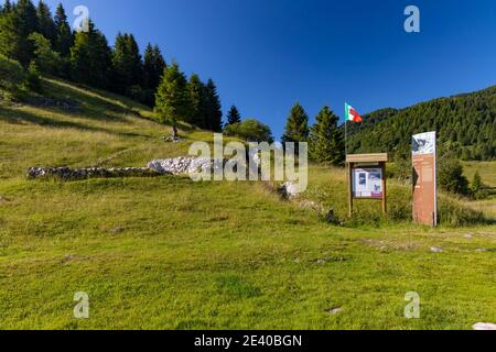 Schützengräben aus dem Ersten Weltkrieg bei Monte Grappa, Provinz Treviso, Region Venetien, Italien Stockfoto