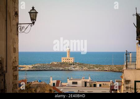 Blick oh der Vieste Leuchtturm auf der Insel Santa Eufemia, zwischen Punta Santa Croce und Punta San Francesco gelegen, schließt die Bucht von Marina Picc Stockfoto