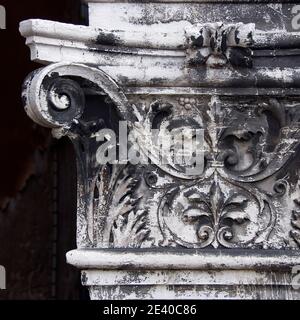 Venedig Architekturdetails. Verfärbte Marmor, Campo Santa Maria Formosa Stockfoto
