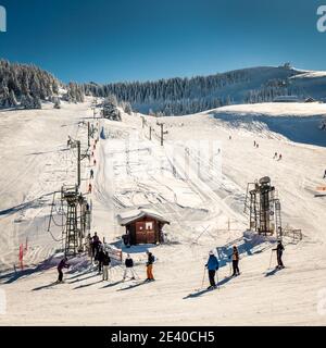 Skipiste und Skilifte auf der Semnoz im Winter Stockfoto