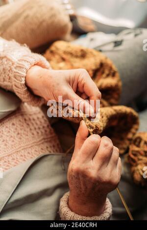 Nahaufnahme der älteren Frau Hände Stricken. Winterzeit. Draufsicht Stockfoto