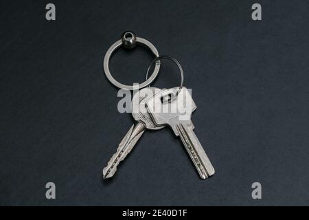 Ein Haufen von Türschlüsseln auf dem Tisch liegen wie Ein Symbol für verschiedene Situationen Stockfoto