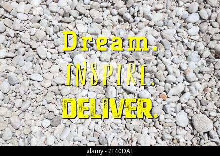 Träumen, inspirieren, liefern. Inspirierendes Zitat-Poster. Erfolgsmotivation Zeichen. Stockfoto