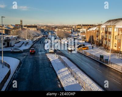 Glasgow, Schottland, Großbritannien. 8. Januar 2021: Eine verkehrsreiche zweispurige Straße in South Lanarkshire. Stockfoto