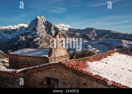 Cabañes, Kantabrien, Spanien. 16. Januar 2021: Cabañes ist eine Stadt in den Picos de Europa. Es gehört zur Gemeinde Cillorigo de Liébana, in der Stockfoto