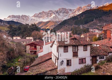 Potes, Kantabrien, Spanien. 16. Januar 2021:Potes ist eine Stadt in der Region Liebana. Es ist sehr berühmt für seine Orujo (alkoholisches Getränk) und ist einer der m Stockfoto