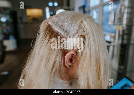 Nahaufnahme von blonden Womans Haar mit Haarfärbemittel Stockfoto