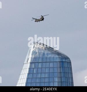 Ein chinook Militärhubschrauber fliegt an der Spitze von London vorbei Boomerang Building bei One Blackfirers am 21. Januar 2021 Stockfoto