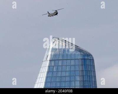 Ein chinook Militärhubschrauber fliegt an der Spitze von London vorbei Boomerang Building bei One Blackfirers am 21. Januar 2021 Stockfoto