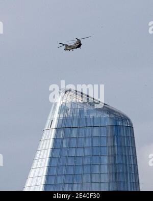 Ein chinook Militärhubschrauber fliegt an der Spitze von London vorbei Boomerang Building bei One Blackfirers am 21. Januar 2021 Stockfoto