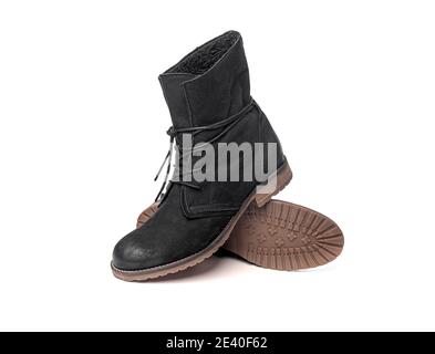 Schwarze weibliche Winterstiefel isoliert auf weißem Hintergrund. Stockfoto