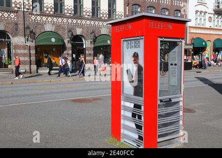 BERGEN, NORWEGEN - 23. JULI 2020: Kostenlose Bücheraustauschbibliothek in einer Telefonzelle von Bergen, Norwegen. Es ist ein UNESCO-Weltkulturerbe. Stockfoto