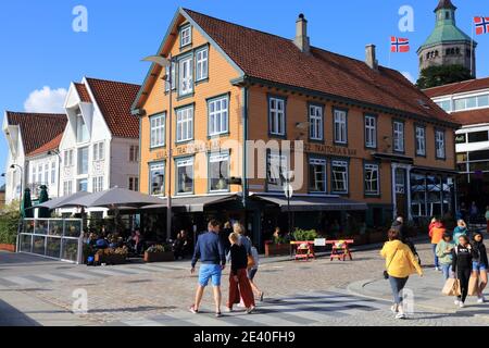 STAVANGER, NORWEGEN - 20. JULI 2020: Besucher besuchen den Bezirk Storhaug in Stavanger, Norwegen. Stavanger ist die drittgrößte Metropolregion in Norwegen mit Stockfoto