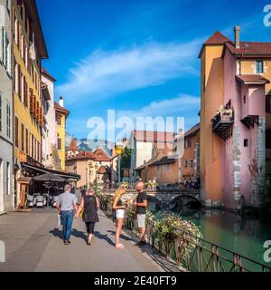 Annecy (Südostfrankreich): quai de l'Eveche am Fluss Thiou in der Altstadt. Im Hintergrund die Morens-Brücke Stockfoto