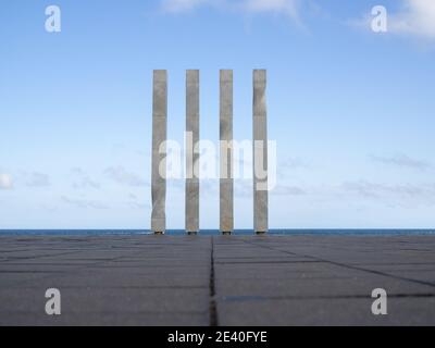 BARCELONA, SPANIEN-13. MÄRZ 2019: Vier Marmorsäulen Denkmal vor dem W Hotel Barcelona, katalanische Flagge Interpretation. Plaça de la Rosa dels Vent Stockfoto