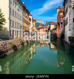 Annecy (Südostfrankreich): quai de l'Eveche am Fluss Thiou in der Altstadt. Im Hintergrund die Morens-Brücke Stockfoto