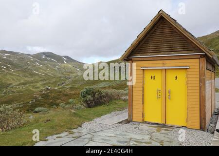 Öffentliche Toilette für Touristen in einem Rastplatz im Jotunheimen Nationalpark, Norwegen. Stockfoto