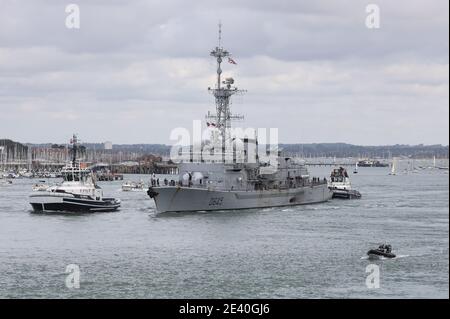 Schlepper begleiten das französische Marine Nationale Schiff FS LA MOTTE-PICQUET Wie es den Hafen verlässt Stockfoto