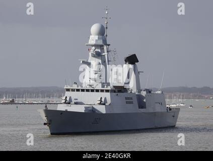 Die französische Marine Nationale Horizon Klasse Fregatte FS CHEVALIER PAUL (D621) Verlassen des Hafens Stockfoto