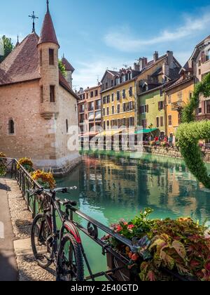 Annecy (Südostfrankreich): Festungshaus 'Palais de l'Ile' am Fluss Thiou in der Altstadt Stockfoto