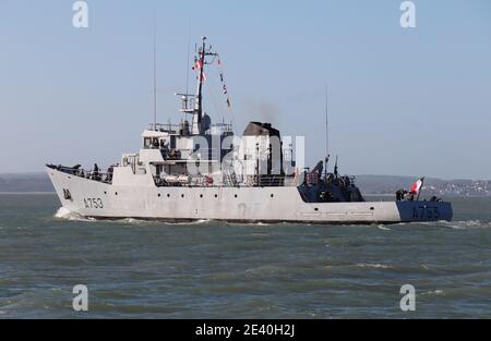 Das französische Schiff FS Chacal (A753) fährt nach einer kurzen Fahrt ab Besuch des Marinestützpunkts zusammen mit vier anderen Schiffen Des Naval Training Squadron Stockfoto