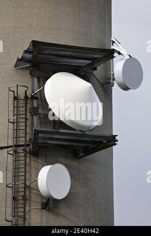 Mikrowellen-Richtantennen der Basisstation des Mobilfunkmastes. Mobile 5G-Sender-Ausrüstung. Stockfoto