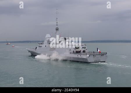 Die französische Mehrzweck-Fregatte FS BRETAGNE geht unter bleiernen Himmel in den Solent. Das Schiff war nach einem 5-tägigen Besuch auf dem Marinestützpunkt abfliegen Stockfoto