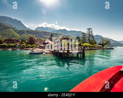 Bootsfahrt auf dem See Annecy (Französische Alpen). Boot in Talloires-Montmin Stockfoto