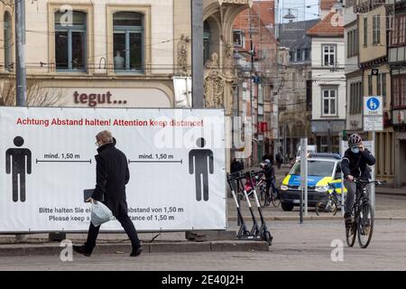 Erfurt, Deutschland. Januar 2021. Große Schilder am Domplatz weisen auf die Entfernungsregeln hin. Im Stadtzentrum von Erfurt besteht die Pflicht, eine Mund-zu-Nase-Abdeckung zu tragen, wenn der Mindestabstand von 1.5 Metern nicht eingehalten werden kann. Quelle: Michael Reichel/dpa/Alamy Live News Stockfoto