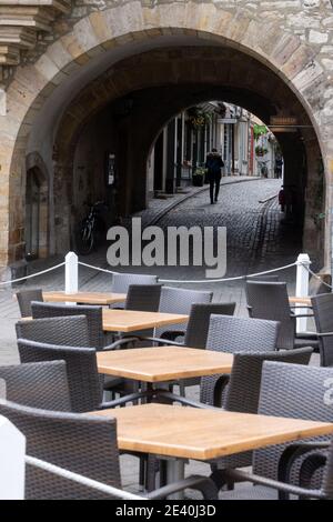 Erfurt, Deutschland. Januar 2021. Tische vor einem Restaurant am Wenigemarkt vor der Krämerbrücke sind eingezäunt. Im Stadtzentrum von Erfurt besteht die Pflicht, eine Mund-zu-Nase-Abdeckung zu tragen, wenn der Mindestabstand von 1.5 Metern nicht eingehalten werden kann. Quelle: Michael Reichel/dpa/Alamy Live News Stockfoto