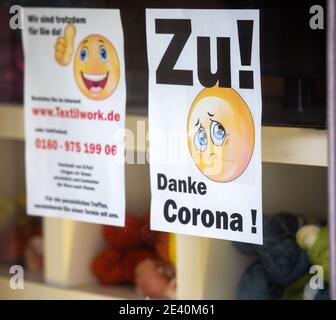 Erfurt, Deutschland. Januar 2021. Ein Schild mit der Aufschrift „Geschlossen! Danke Corona' hängt an einem geschlossenen Handwerksladen. Quelle: Michael Reichel/dpa/Alamy Live News Stockfoto