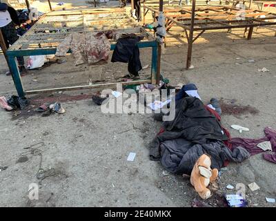 Bagdad, Irak. Januar 2021. Das Foto vom 21. Januar 2021 zeigt den durch Selbstmordattentate in der irakischen Hauptstadt Bagdad beschädigten Markt. Bei den zwei Selbstmordattentaten in der irakischen Hauptstadt Bagdad seien am Donnerstag mindestens 32 Menschen getötet und 110 weitere verletzt worden, sagte der irakische Gesundheitsminister Hassan al-Tamimi. Baghdads Krankenhäuser erhielten 32 Leichen, während 110 Verwundete zur Behandlung eingeliefert wurden, sagte al-Tamimi in einer Erklärung. Quelle: Xinhua/Alamy Live News Stockfoto