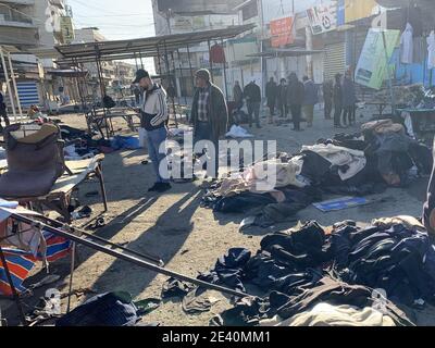 Bagdad, Irak. Januar 2021. Das Foto vom 21. Januar 2021 zeigt den durch Selbstmordattentate in der irakischen Hauptstadt Bagdad beschädigten Markt. Bei den zwei Selbstmordattentaten in der irakischen Hauptstadt Bagdad seien am Donnerstag mindestens 32 Menschen getötet und 110 weitere verletzt worden, sagte der irakische Gesundheitsminister Hassan al-Tamimi. Baghdads Krankenhäuser erhielten 32 Leichen, während 110 Verwundete zur Behandlung eingeliefert wurden, sagte al-Tamimi in einer Erklärung. Quelle: Xinhua/Alamy Live News Stockfoto
