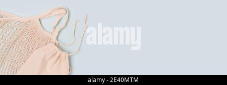 Banner mit wiederverwendbaren Stofftaschen auf blauem Hintergrund. Zero Waste Konzept mit Copyspace. Stockfoto